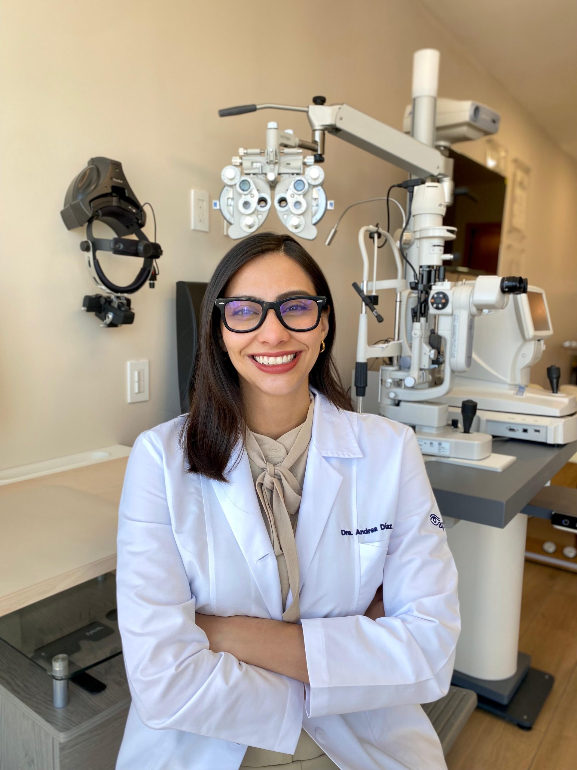 Andrea-Diaz-Socio-del-Centro-Mexicano-de-Enfermedades-Inflamatorias-Oculares-scaled-1.jpg